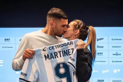 Maravilla Martínez junto a su esposa en la renovación de contrato con Racing