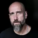 Isra Bravo, el fletero disléxico que se convirtió en el copywriter N°1 de España, publica su primer libro en Argentina