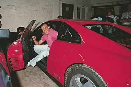 Carlos Menem llega a Pinamar al mando de la Ferrari de la polémica.