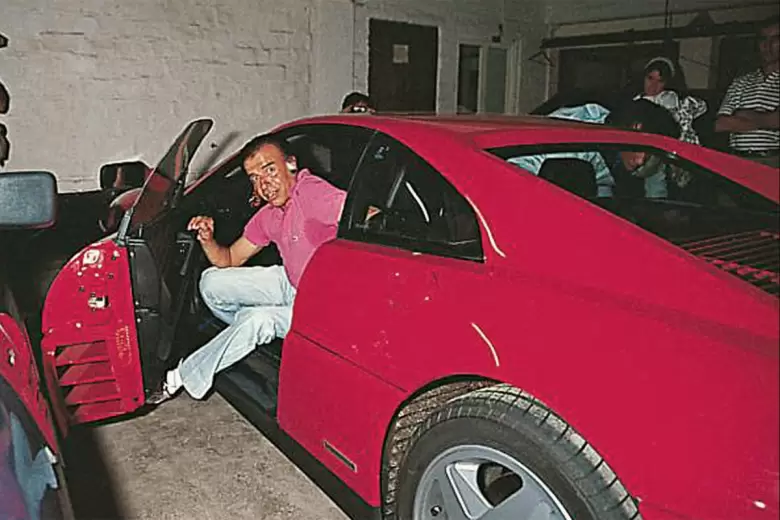 Carlos Menem llega a Pinamar al mando de la Ferrari de la polémica.