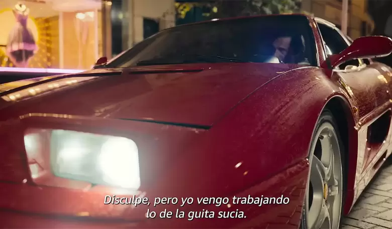 Leonardo Sbaraglia encarnando a Carlos Menem y una 355 haciendo de la 348 TB, en la serie de Amazon Prime Video.