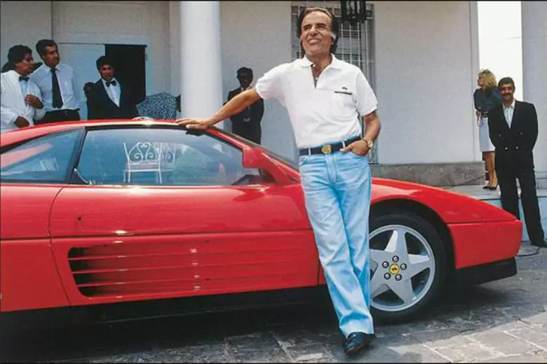Menem posa sonriente en Olivos con el "regalo" que recibió de parte de un empresario italiano.