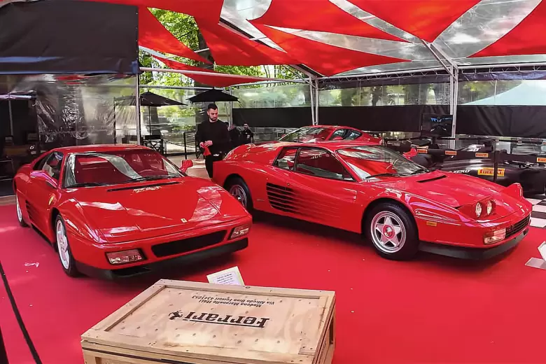 Autoclásica 2024: a la izquierda, la 348 TB ex Menem en el stand del Club Ferrari Argentino.