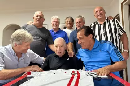 Carlos Bilardo, rodeado de ex jugadores de Estudiantes de La Plata; a la derecha, Miguel Ángel Lemme, su gran amigo