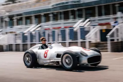 George Russell manejó el auto con el que Fangio fue campeón en 1955