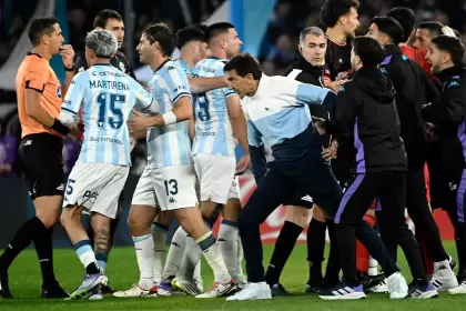 Costas fue multado por la AFA por su expulsión y reacción ante Barracas Central