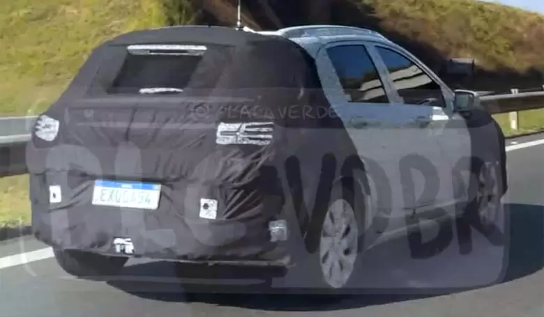Una "mula" de prueba del Nuevo Chevrolet SUV derivado del Onix.