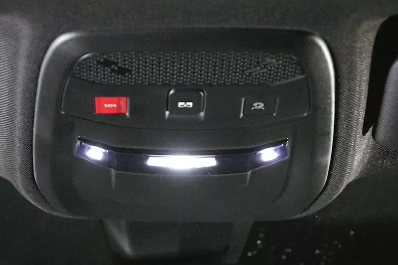 El dispositivo incluye dos botones en el techo, batería propia, parlante y micrófono específicos.