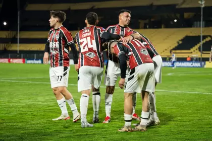 El equipo argentino clasificó a los octavos de final del segundo torneo más importante de América a nivel clubes