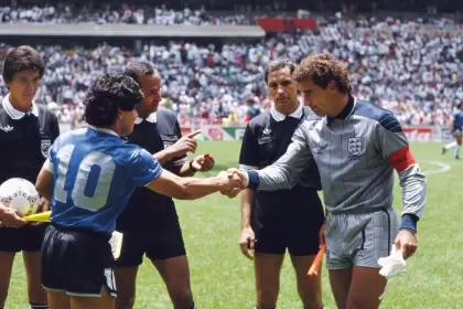 El saludo entre Maradona y Shilton antes de que arranque el partido entre Argentina e Inglaterra