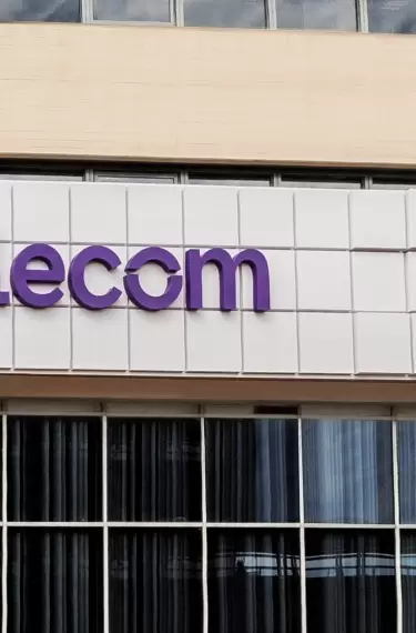 Telecom emitió US$ 1.000 M en bonos y redujo tasa de 9,50% a 8,80% en 60 días.