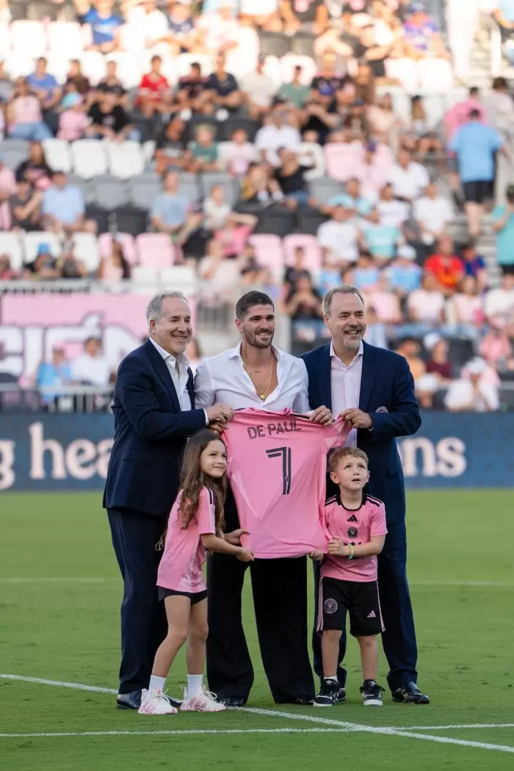 Tini Stoessel y Antonela Roccuzzo se Encuentran en la Presentación de Rodrigo De Paul en Inter Miami