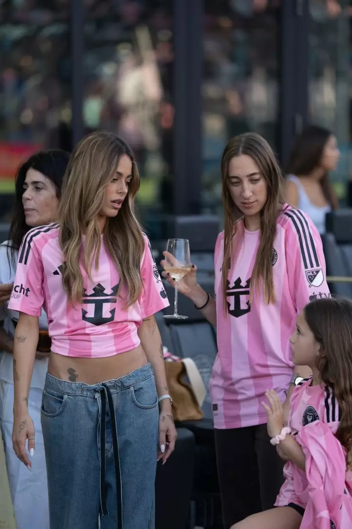 Tini Stoessel y Antonela Roccuzzo se Encuentran en la Presentación de Rodrigo De Paul en Inter Miami