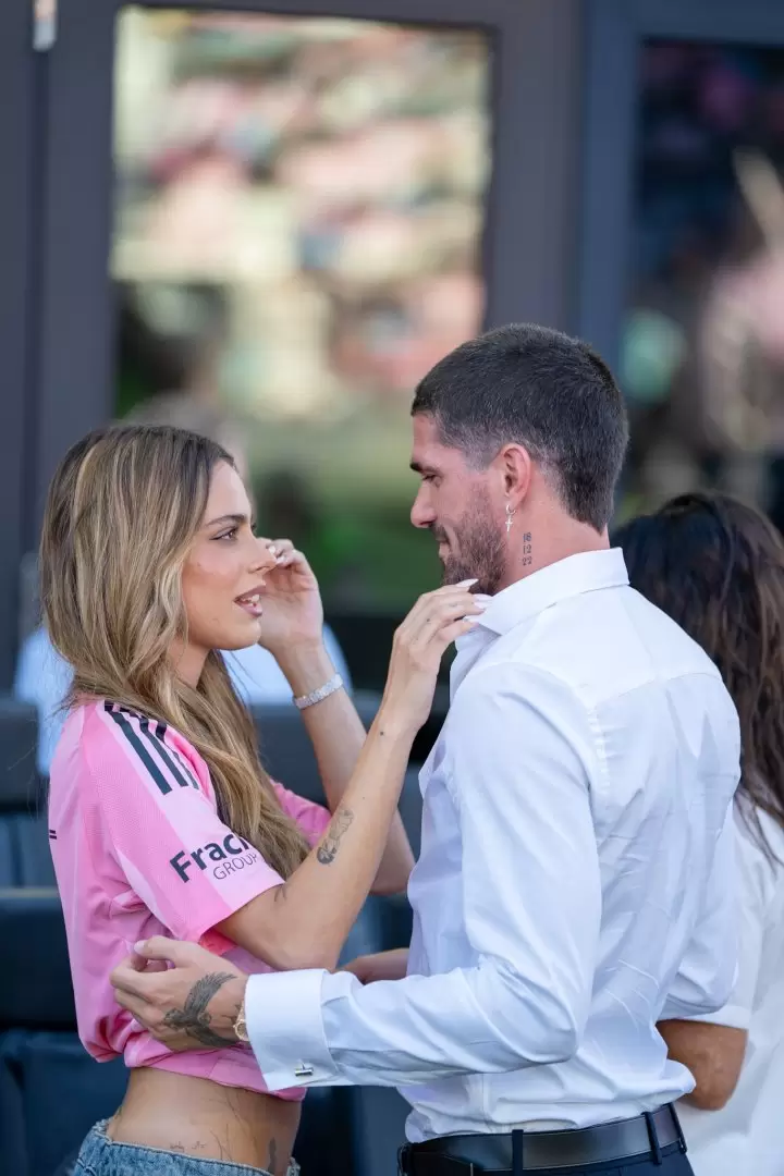 Tini Stoessel y Antonela Roccuzzo se Encuentran en la Presentación de Rodrigo De Paul en Inter Miami
