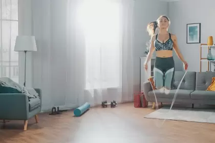 Solo 5 minutos: el ejercicio que mejora huesos, músculos y mente sin gimnasio