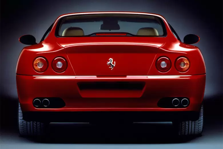Los faros traseros son un homenaje a la historia de Ferrari, y evocan a modelos de los años 70.