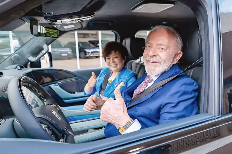 El Presidente Lula da Silva y Stella Li, CEO de BYD.