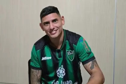 Matías Orihuela al momento de firmar como refuerzo de San Martín de San Juan