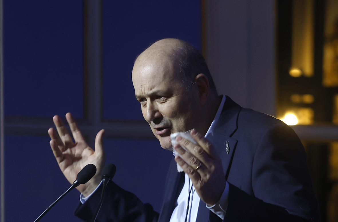 Sturzenegger elimina requisitos para importar pilas y baterías