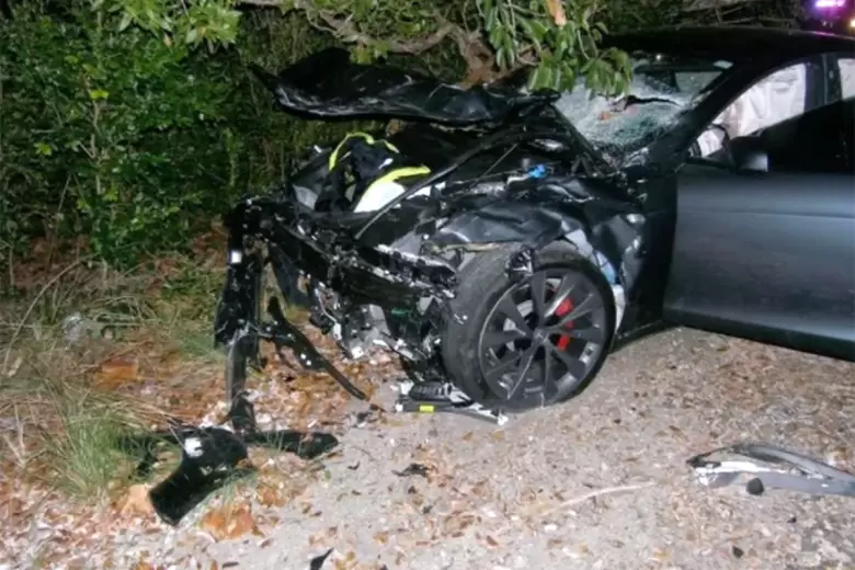Así quedó el Tesla Model S tras impactar con el SUV en el que estaba una pareja, en abril de 2019.