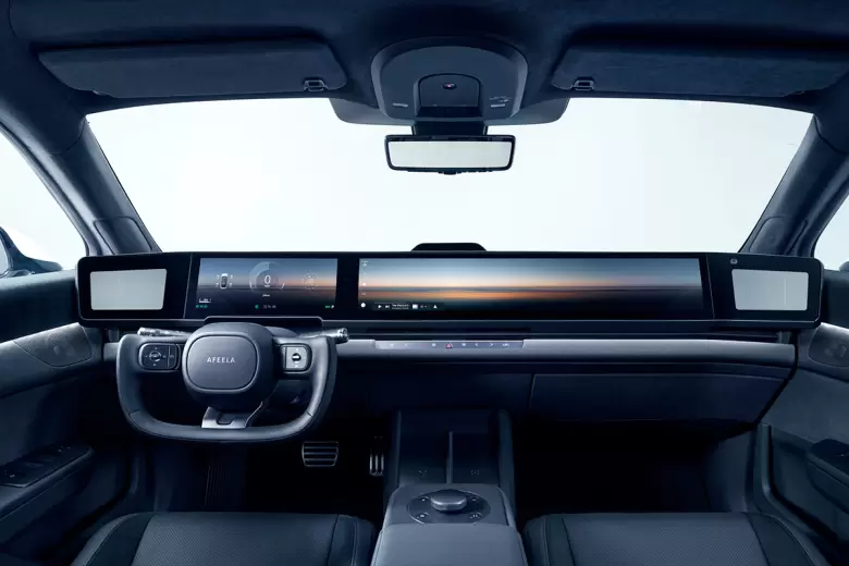 Su interior es minimalista y está dominado por una pantalla panorámica que va de lado a lado.