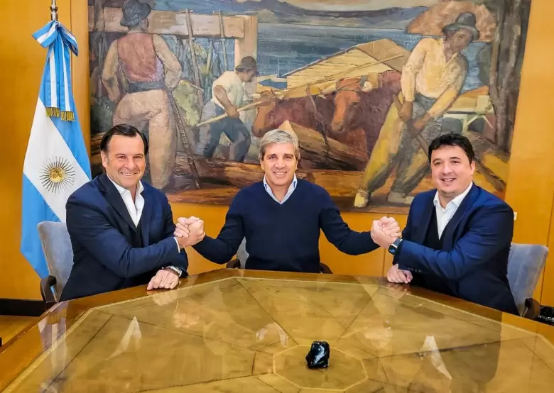 "Enorme agradecimiento a estos dos gigantes profesionales y personas! Los vamos a extrañar!!", tuiteó Luis Caputo.