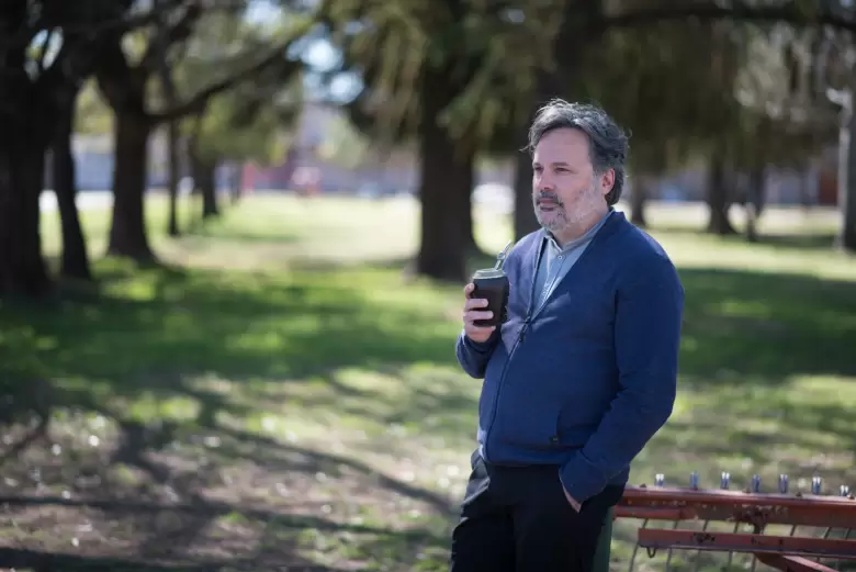 "La pandemia me permitió volver a casa. Acá viven mis padres, mis hermanos. Mi hija va en bici por la calle", dice Leopoldo Tornarolli en Vila, Santa.