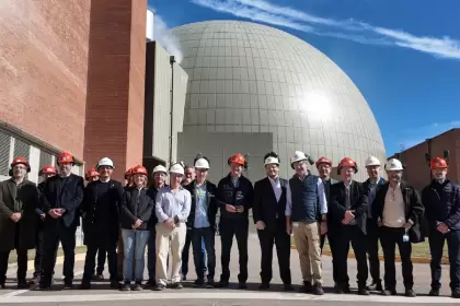"Ahí arde uranio forjado en supernovas": lo dijo Reidel frente al corazón del reactor.