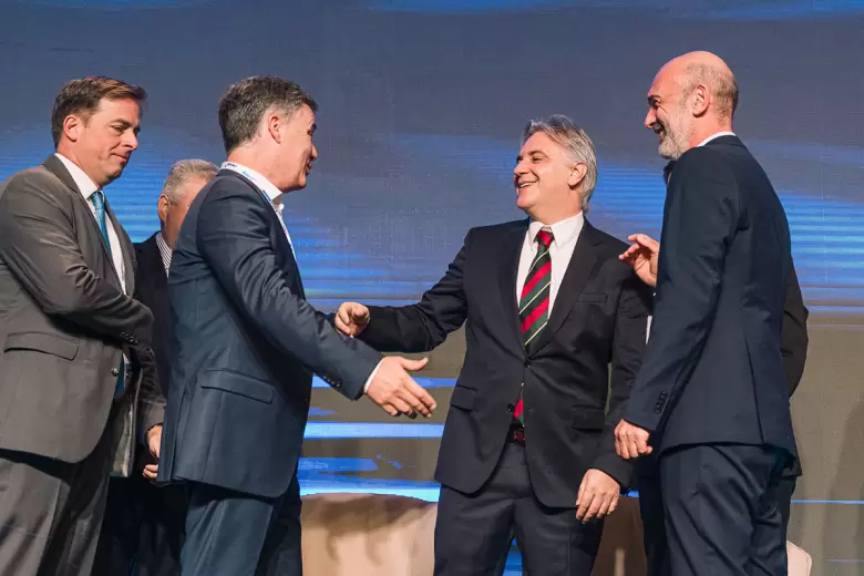 Sibilla, junto a otros colegas de la industria, saludando al Gobernador de Córdoba, Martín Llaryora.