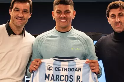 Marcos Rojo junto a Sebastián Saja, director deportivo de Racing, y Diego Milito, presidente del club.