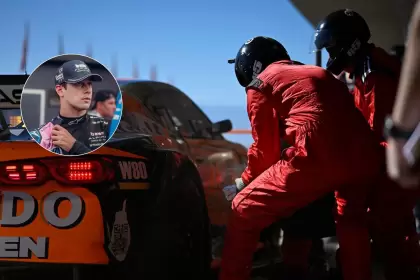 Los mecánicos del equipo Pradecon realizando una parada en boxes. (@pradeconracing)