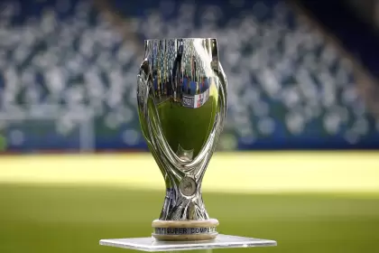 El trofeo que levantará el campeón de la Supercopa de Europa 2025