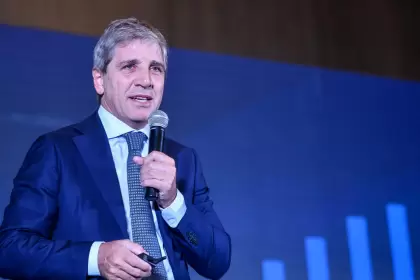 Tensión en el mercado: Caputo busca evitar que $14 billones vayan al dólar