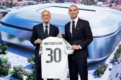 Mastantuono junto al presidente del Real Madrid, Florentino Pérez, en su presentación oficial.