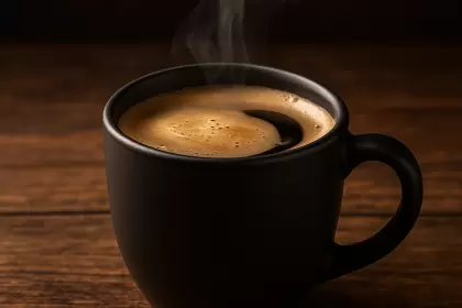 Huberman explicó qué hace la cafeína en el cerebro y el cuerpo, y cómo tomarla para potenciarte sin caer en sus efectos negativos.