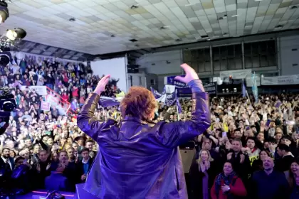 "Kirchnerismo nunca más": el grito de batalla de Milei frente a una multitud en la capital bonaerense.