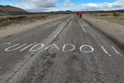 Las "Bachegirl", docentes de Zapala que dan clases en la escuela de Aguada Florencio, denuncian el mal estado de la ruta 40.