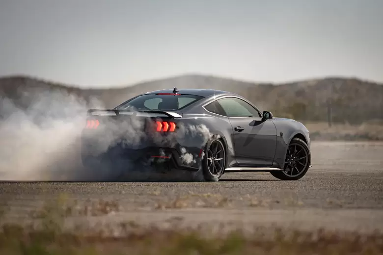 El Ford Mustang Dark Horse acelera de 0 a 100 km/h en apenas 3,7".