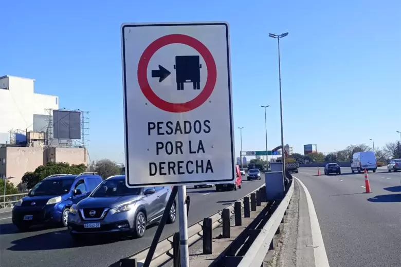 Los camiones y buses deben circular únicamente por el carril derecho.