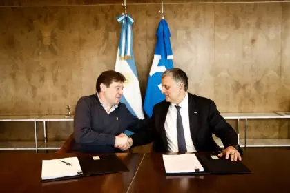 YPF firmó un acuerdo con el gobierno fueguino para ceder siete áreas hidrocarburíferas operadas en la provincia.