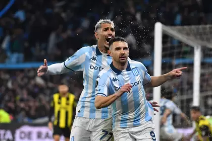 Adrián "Rocky" Balboa celebrando un gol de Racing junto a Adrián "Maravilla" Martínez