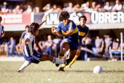 Maradona tuvo dos etapas en Boca. La primera fue en 1981, donde jugó un año y ganó el campeonato Metropolitano.