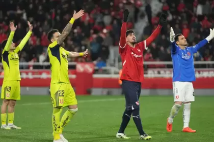 Los jugadores de Independiente y Universidad de Chile pidiendo tranquilidad en el medio de la pelea entre barras