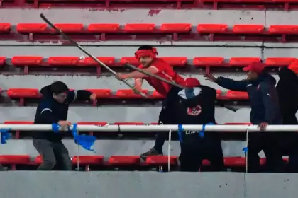 La agresión de los barras de Independiente a los de la U. de Chile