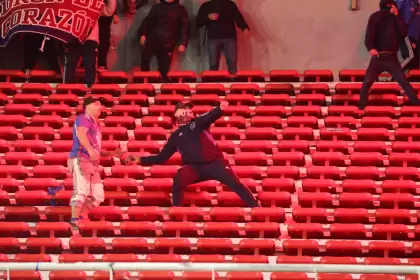 Desde la tribuna alta, la barra de la Universidad de Chile arrojó butacas y piedras a los de Independiente que estaban abajo