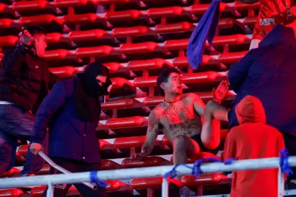 Los barras de Independiente fueron a la tribuna visitante y desnudaron a los hinchas de Universidad de Chile