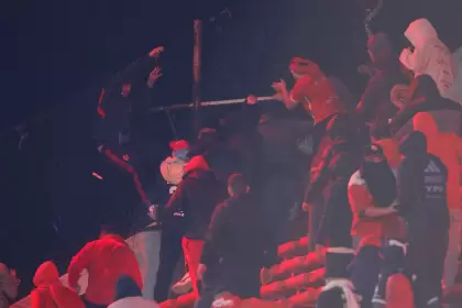 Los barras de Independiente acorralaron a los de U que quedaron detrás del alambre. Desde ahí cayó al piso un chileno.