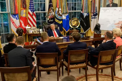 Donald Trump en su despacho frente a los lideres europeos.