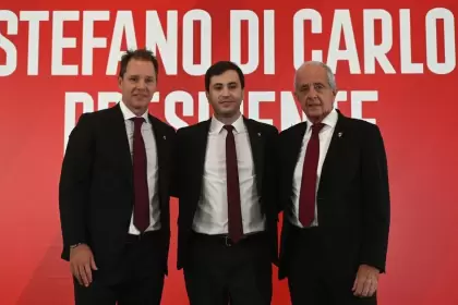 Stefano Di Carlo, flanqueado por Jorge Brito y Rodolfo D'Onofrio