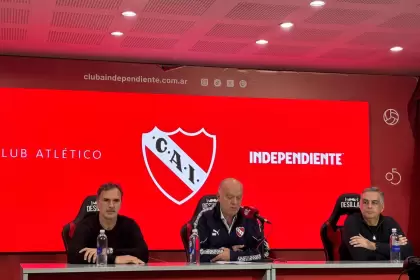 Grindetti estuvo acompañado por el Secretario General del club, Daniel Seoane, y el vicepresidente 1°, Carlos Montaña.